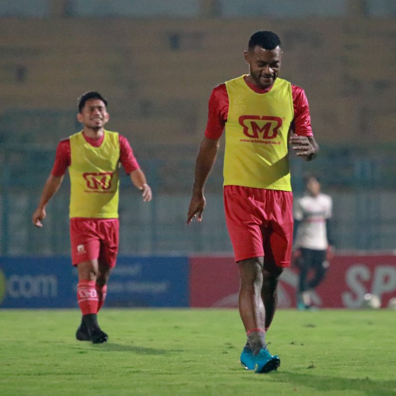 Andik Vermansyah dan Marckho Sandy jalani latihan tim di Stadion Gelora Bangkalan, Jawa Timur, Sabtu, 02/11/2019. (foto: madura united)