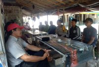 Safari warung kopi menjadi jurus ampuh petugas Polsek Kadur dalam mensosialisasikan pentingnya menjaga kamtibmas. (Feb/ SJ Foto)