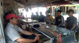 Safari warung kopi menjadi jurus ampuh petugas Polsek Kadur dalam mensosialisasikan pentingnya menjaga kamtibmas. (Feb/ SJ Foto)