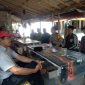 Safari warung kopi menjadi jurus ampuh petugas Polsek Kadur dalam mensosialisasikan pentingnya menjaga kamtibmas. (Feb/ SJ Foto)