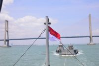 Lantamal V Surabaya kerahkan dua kapal angkut tongkang berisi air untuk didistribusikan ke tiga Pulau di Kabupaten Sumenep, Jawa Timur, Minggu, 03/11/2019. (Joe/ SJ Foto)