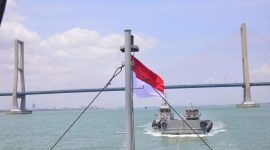 Lantamal V Surabaya kerahkan dua kapal angkut tongkang berisi air untuk didistribusikan ke tiga Pulau di Kabupaten Sumenep, Jawa Timur, Minggu, 03/11/2019. (Joe/ SJ Foto)