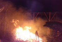 Kobaran api terlihat di sekitar peternakan ayam petelur milik warga di Desa Nambakor, Sumenep, Jawa Timur, Jumat, 29/11/2019. (istimewa)