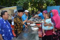 Bupati Sidoarjo Saiful Ilah melayani pembeli bandeng dalam kegiatan Pasar Murah Bandeng yang digelar di kantor Dinas Perikanan Sidoarjo, Kamis, 07/11/2019. (Fahmi/ SJ Foto)