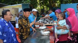 Bupati Sidoarjo Saiful Ilah melayani pembeli bandeng dalam kegiatan Pasar Murah Bandeng yang digelar di kantor Dinas Perikanan Sidoarjo, Kamis, 07/11/2019. (Fahmi/ SJ Foto)
