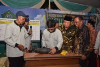 Bupati Sidoarjo, Saiful Ilah menjadi juri dalam kegiatan timbang dan lelang bandeng kawak di halaman Dinas Perikanan Kabupaten Sidoarjo, Jawa Timur, Selasa malam, 12/11/2019. (Fahmi/ SJ Foto)
