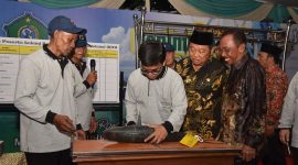 Bupati Sidoarjo, Saiful Ilah menjadi juri dalam kegiatan timbang dan lelang bandeng kawak di halaman Dinas Perikanan Kabupaten Sidoarjo, Jawa Timur, Selasa malam, 12/11/2019. (Fahmi/ SJ Foto)