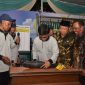Bupati Sidoarjo, Saiful Ilah menjadi juri dalam kegiatan timbang dan lelang bandeng kawak di halaman Dinas Perikanan Kabupaten Sidoarjo, Jawa Timur, Selasa malam, 12/11/2019. (Fahmi/ SJ Foto)