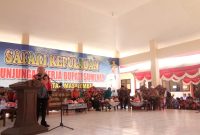 Bupati SumenepAbuya Busyro Karim melakukan tanya jawab dalam agenda safari kepulauan di kantor Kecamatan Masalembu, Kabupaten Sumenep, Jawa Timur, Sabtu, 16/11/2011. (Didik/ SJ Foto)