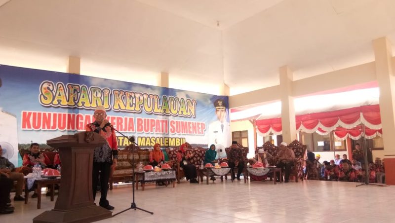 Bupati SumenepAbuya Busyro Karim melakukan tanya jawab dalam agenda safari kepulauan di kantor Kecamatan Masalembu, Kabupaten Sumenep, Jawa Timur, Sabtu, 16/11/2011. (Didik/ SJ Foto)