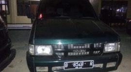 Mobil yang digunakan kedua pelaku saat melakukan transaksi narkoba diamankan petugas Satreskoba Polres Sumenep. (Didik/ SJ foto)
