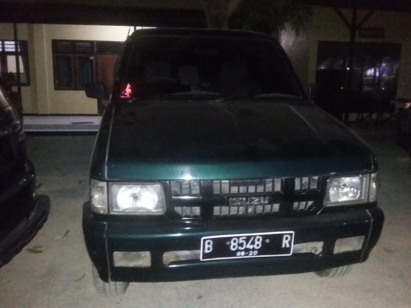 Mobil yang digunakan kedua pelaku saat melakukan transaksi narkoba diamankan petugas Satreskoba Polres Sumenep. (Didik/ SJ foto)