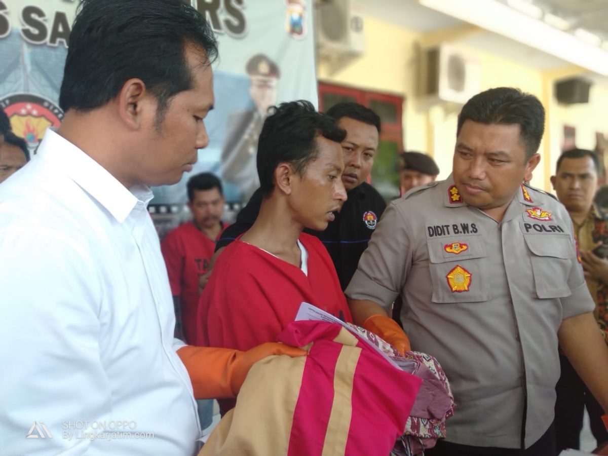 TEGA: Kapolres Sampang AKBP Didit Bambang Wibowo Saputro menginterogasi MH, pelaku pencabulan terhadap keponakannya sendiri di Polres Sampang, Jawa Timur, Senin, 25/11/2019. (hyd/ SJ Foto)
