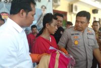 TEGA: Kapolres Sampang AKBP Didit Bambang Wibowo Saputro menginterogasi MH, pelaku pencabulan terhadap keponakannya sendiri di Polres Sampang, Jawa Timur, Senin, 25/11/2019. (hyd/ SJ Foto)