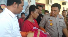 TEGA: Kapolres Sampang AKBP Didit Bambang Wibowo Saputro menginterogasi MH, pelaku pencabulan terhadap keponakannya sendiri di Polres Sampang, Jawa Timur, Senin, 25/11/2019. (hyd/ SJ Foto)