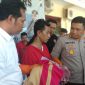 TEGA: Kapolres Sampang AKBP Didit Bambang Wibowo Saputro menginterogasi MH, pelaku pencabulan terhadap keponakannya sendiri di Polres Sampang, Jawa Timur, Senin, 25/11/2019. (hyd/ SJ Foto)