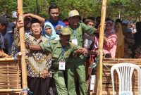 AYO BUKA: Dua petugas Hansip harus bekerja ekstra mengatur antrian warga yang akan mencoblos di Pilkades Kalianget Timur, Kecamatan Kalianget, Kamis, 07/11/2019. (SJ Foto)