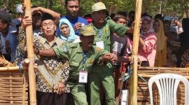 AYO BUKA: Dua petugas Hansip harus bekerja ekstra mengatur antrian warga yang akan mencoblos di Pilkades Kalianget Timur, Kecamatan Kalianget, Kamis, 07/11/2019. (SJ Foto)