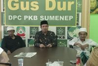 KH Unais Ali Hisyam mengembalikan formulir Bacabup ke kantor PKB Sumenep, Kamis, 07/11/2019. (Febri/ SJ Foto)