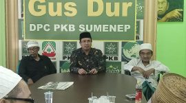 KH Unais Ali Hisyam mengembalikan formulir Bacabup ke kantor PKB Sumenep, Kamis, 07/11/2019. (Febri/ SJ Foto)