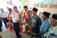 Fattah Jasin memberikan bantuan alat-alat keselamatan laut bagi warga Pulau Giligenting, Kabupaten Sumenep, Jawa Timur, Selasa, 26/11/2019. (istimewa)