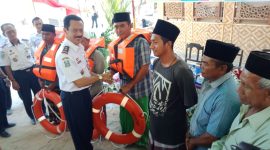 Fattah Jasin memberikan bantuan alat-alat keselamatan laut bagi warga Pulau Giligenting, Kabupaten Sumenep, Jawa Timur, Selasa, 26/11/2019. (istimewa)