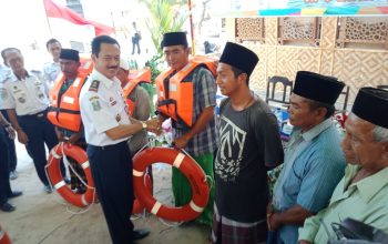 Fattah Jasin Pimpin Rombongan Dishub Jatim Beri Bantuan Alat Keselamatan Laut