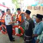 Fattah Jasin memberikan bantuan alat-alat keselamatan laut bagi warga Pulau Giligenting, Kabupaten Sumenep, Jawa Timur, Selasa, 26/11/2019. (istimewa)