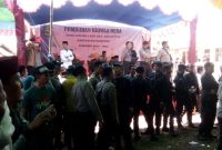 Ratusan petugas kepolisian diterjunkan ke lokasi Pilkades Juruan Laok, di Kecamatan Batuputih, Sumenep, Jawa Timur, setelah terjadinya kericuhan, Kamis, 07/11/2019. (Didik/ SJ Foto)