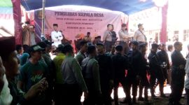 Ratusan petugas kepolisian diterjunkan ke lokasi Pilkades Juruan Laok, di Kecamatan Batuputih, Sumenep, Jawa Timur, setelah terjadinya kericuhan, Kamis, 07/11/2019. (Didik/ SJ Foto)