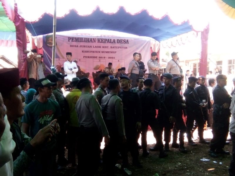 Ratusan petugas kepolisian diterjunkan ke lokasi Pilkades Juruan Laok, di Kecamatan Batuputih, Sumenep, Jawa Timur, setelah terjadinya kericuhan, Kamis, 07/11/2019. (Didik/ SJ Foto)