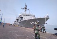 Kapal Perang AL Jepang JS Chiyoda ASR 404 merapat di Pelabuhan Tanjung Perak, Surabaya, Minggu, 24/11/2019. (Joe/ SJ Foto)
