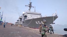 Kapal Perang AL Jepang JS Chiyoda ASR 404 merapat di Pelabuhan Tanjung Perak, Surabaya, Minggu, 24/11/2019. (Joe/ SJ Foto)

