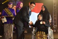 Walikota Kediri Abdullah Abu Bakar saat memberikan Satya Yasa Cundamani di IKCC Kota Kediri, Rabu, 27/11/2019. (Inug/ SJ Foto)