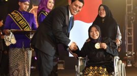 Walikota Kediri Abdullah Abu Bakar saat memberikan Satya Yasa Cundamani di IKCC Kota Kediri, Rabu, 27/11/2019. (Inug/ SJ Foto)