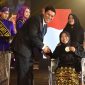Walikota Kediri Abdullah Abu Bakar saat memberikan Satya Yasa Cundamani di IKCC Kota Kediri, Rabu, 27/11/2019. (Inug/ SJ Foto)