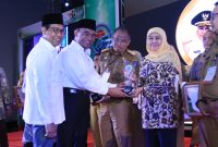 Menteri Koordinator Bidang Pembangunan Manusia dan Kebudayaan, Muhadjir Effendy memberikan penghargaan Provinsi Terbaik Program Inovasi Desa 2019 kepada Gubernur Khofifah di Merlyn Park Hotel, Jakarta, Senin, 25/11/2019. (Fahmi/ SJ Foto)
kepada didampingi Menteri Desa dan PDTT, Abdul Halim Iskandar kepada Gubernur Khofifah di Jakarta, Senin (25/11). 
