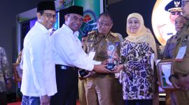 Menteri Koordinator Bidang Pembangunan Manusia dan Kebudayaan, Muhadjir Effendy memberikan penghargaan Provinsi Terbaik Program Inovasi Desa 2019 kepada Gubernur Khofifah di Merlyn Park Hotel, Jakarta, Senin, 25/11/2019. (Fahmi/ SJ Foto)
kepada didampingi Menteri Desa dan PDTT, Abdul Halim Iskandar kepada Gubernur Khofifah di Jakarta, Senin (25/11). 
