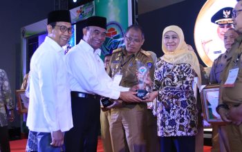 Gubernur Khofifah Raih Penghargaan Provinsi Terbaik Program Inovasi Desa 2019 Gubernur Khofifah Raih Penghargaan Provinsi Terbaik Program Inovasi Desa 2019
