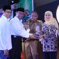 Menteri Koordinator Bidang Pembangunan Manusia dan Kebudayaan, Muhadjir Effendy memberikan penghargaan Provinsi Terbaik Program Inovasi Desa 2019 kepada Gubernur Khofifah di Merlyn Park Hotel, Jakarta, Senin, 25/11/2019. (Fahmi/ SJ Foto)
kepada didampingi Menteri Desa dan PDTT, Abdul Halim Iskandar kepada Gubernur Khofifah di Jakarta, Senin (25/11). 