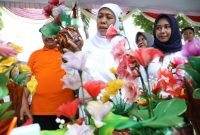 Khofifah meninjau stand kerajinan olahan popok bekas menjadi barang bernilai ekonomis, Minggu, 04/11/2019. (Fahmi/ SJ Foto)