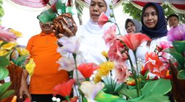Khofifah meninjau stand kerajinan olahan popok bekas menjadi barang bernilai ekonomis, Minggu, 04/11/2019. (Fahmi/ SJ Foto)