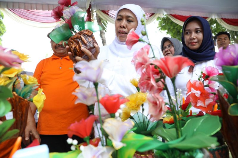 Khofifah meninjau stand kerajinan olahan popok bekas menjadi barang bernilai ekonomis, Minggu, 04/11/2019. (Fahmi/ SJ Foto)
