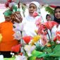 Khofifah meninjau stand kerajinan olahan popok bekas menjadi barang bernilai ekonomis, Minggu, 04/11/2019. (Fahmi/ SJ Foto)