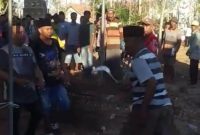 PENDUKUNG KECEWA: Kecewa Kades jagoannya kalah, Murahwan, (55), Warga Desa Aeng Tongtong, Sumenep, masuk ke tempat penghitungan suara sambil mengacungkan clurit, Kamis, 07/11/2019. (foto: humas polres sumenep)