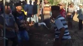 PENDUKUNG KECEWA: Kecewa Kades jagoannya kalah, Murahwan, (55), Warga Desa Aeng Tongtong, Sumenep, masuk ke tempat penghitungan suara sambil mengacungkan clurit, Kamis, 07/11/2019. (foto: humas polres sumenep)