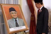 Presiden Joko Widodo melihat lukisan KH Masjkur di Istana Negara, Jumat, 08/11/2019. (Fahmi/ SJ Foto)