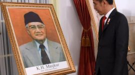 Presiden Joko Widodo melihat lukisan KH Masjkur di Istana Negara, Jumat, 08/11/2019. (Fahmi/ SJ Foto)