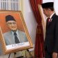Presiden Joko Widodo melihat lukisan KH Masjkur di Istana Negara, Jumat, 08/11/2019. (Fahmi/ SJ Foto)