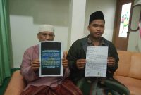 MINTA MAAF: Mohammad Choliq (songkok hitam), Mahasiswa penyebar fitnah Masjid Jamik Sumenep dikuasai kelompok radikal meminta maaf kepada pengurus takmir. (Husin Satriawan for seputarjatim.com)